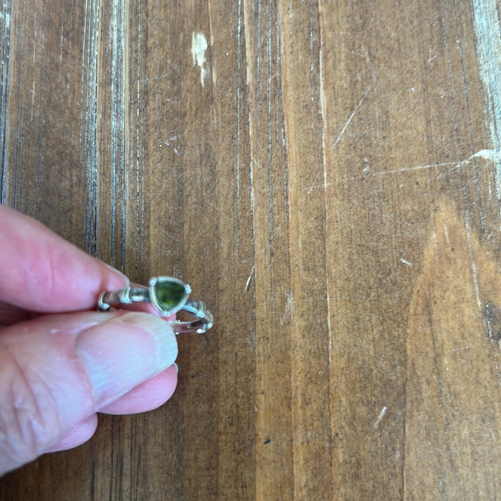 Sterling Silver Ring with Green Gemstone - Picture 3 of 4